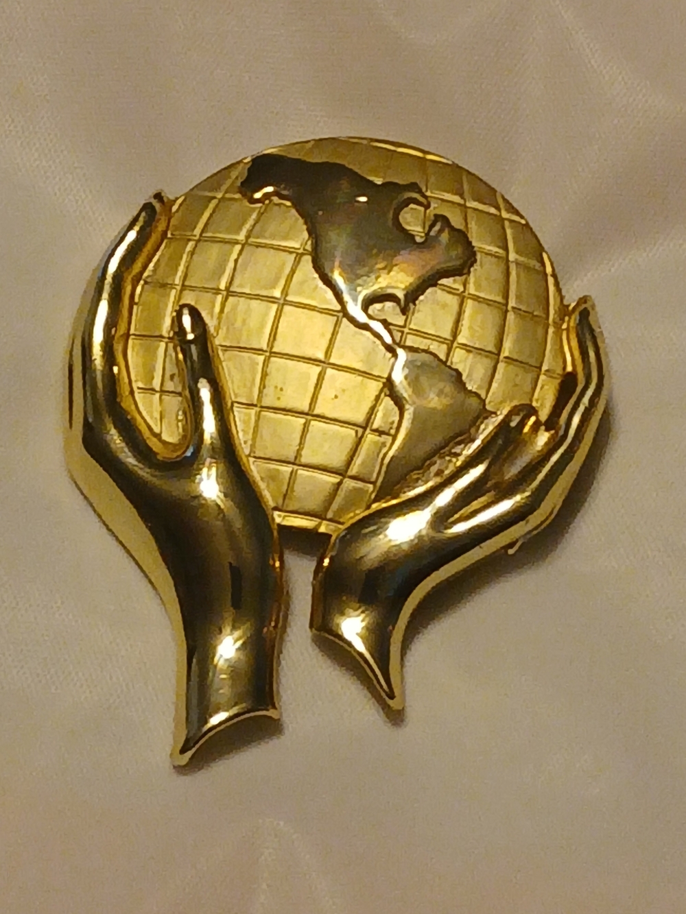 Vintage Gold-Tone Hands Holding Globe Brooch - Women Accessories